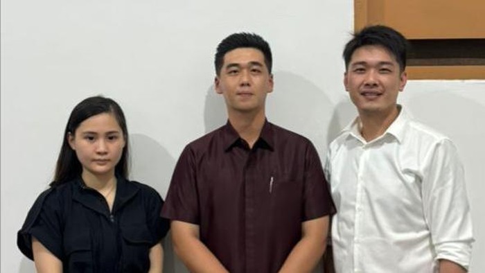 Sharon Milan (kiri) dan suaminya Willy Soedargo (paling kanan) akhirnya rukun kembali setelah Restorative Justice.