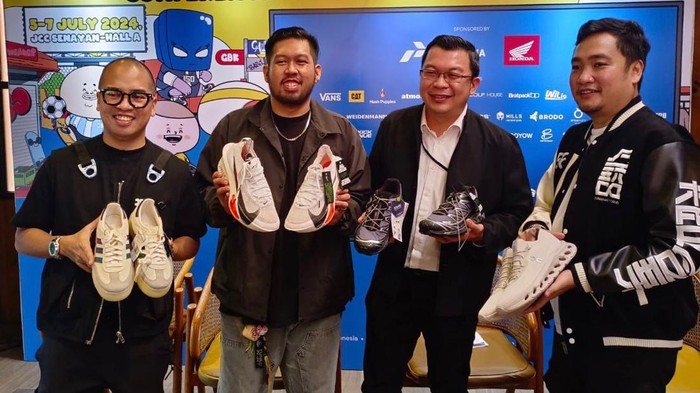 Siap-siap, Jakarta Sneaker Day Bakal Hadir Lagi Eksibisi sneaker dan streetwear JSD bakal hadir lagi. JSD kembali hadir untuk menyajikan pengalaman luar biasa bagi para pecinta sepatu di seluruh Indonesia.