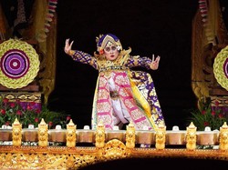 Salah satu tari Bali yang dikuasai oleh Pradnya Larasari adalah Tari Palawakya karya seniman asal Buleleng, I Gede Manik. Tari Palawakya merupakan salah satu tarian Bali yang rumit. Selain dituntut tampil dengan gerakan yang tegas, penari Palawakya juga harus piawai melantunkan syair (mawirama) dan memainkan terompong (salah satu instrumen gamelan Bali). (Foto: Istimewa/Dok. Pradnya Larasari)