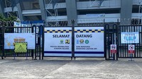 Tak hanya itu, untuk di bagian dalam saat ini sedang dilakukan renovasi, hal tersebut terlihat dari papan pembangunan yang dipasang di gerbang utama stadion.
