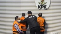 Tiga tersangka tersebut ditahan soal kasus dugaan korupsi pengadaan truk pengangkut personel dan rescue carrier vehicle tahun 2014 pada Badan SAR Nasional (Basarnas).