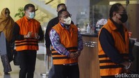 Tiga tersangka yang ditahan ialah mantan Sestama Basarnas Max Ruland Boseke (MRB), mantan Kasubdit Pengawakan dan Perbekalan Direktorat Sarana dan Prasarana Badan SAR Anjar Sulistiyono (JS), serta Direktur CV Delima Mandiri William Widarta (WLW). Ketiganya ditahan selama 20 hari pertama.
