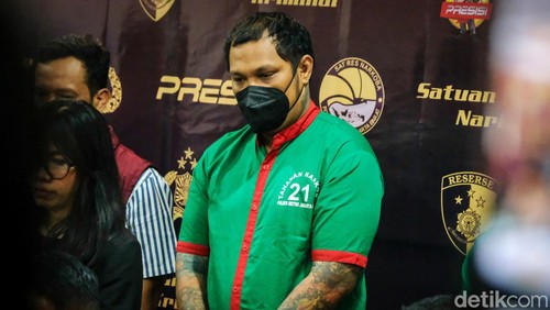 Musisi Virgoun Tambunan memakai baju tahanan saat ditampilkan dalam kasus narkoba di Polres Metro Jakarta Barat, Jalan Daan Mogot, Selasa (25/6/2024). Virgoun meminta maaf karena sudah mengonsumsi barang haram ini.