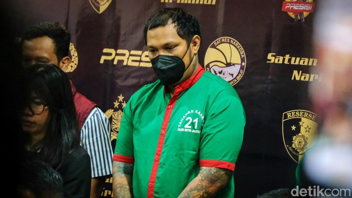 Tampang Virgoun Berbaju Tahanan, Minta Maaf Pakai Sabu Musisi Virgoun Tambunan memakai baju tahanan saat ditampilkan dalam kasus narkoba di Polres Metro Jakarta Barat, Jalan Daan Mogot, Selasa (25/6/2024). Virgoun meminta maaf karena sudah mengonsumsi barang haram ini.