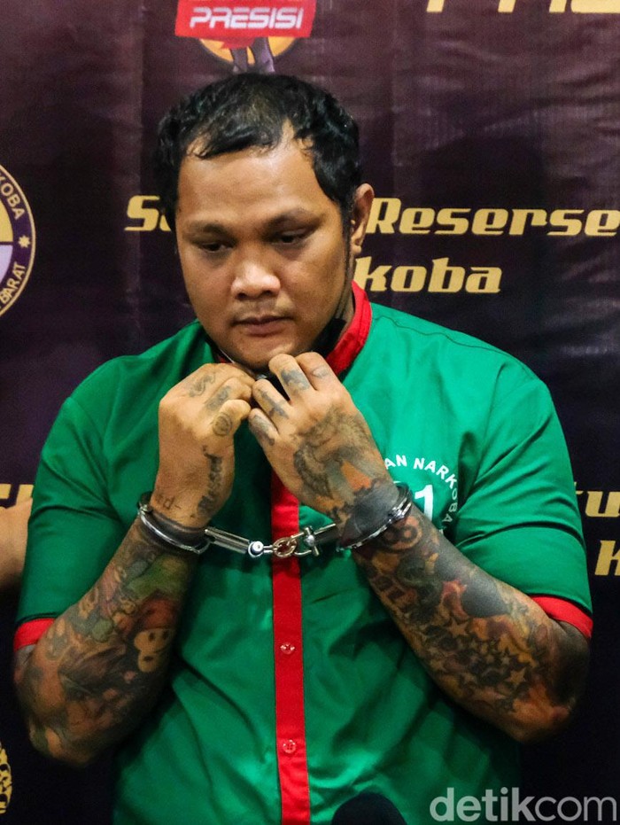 Musisi Virgoun Tambunan memakai baju tahanan saat ditampilkan dalam kasus narkoba di Polres Metro Jakarta Barat, Jalan Daan Mogot, Selasa (25/6/2024). Virgoun meminta maaf karena sudah mengonsumsi barang haram ini.