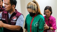 PA, teman wanita Virgoun juga dihadirkan dalam rilis di Polres Metro Jakarta Barat. PA ialah pihak yang ditangkap bersama Virgoun di sebuah kontrakan di Jaksel pada Kamis (20/6).   