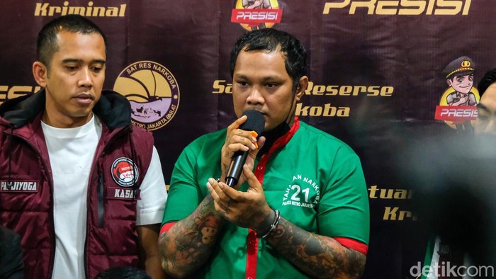 Tampang Virgoun Berbaju Tahanan, Minta Maaf Pakai Sabu Musisi Virgoun Tambunan memakai baju tahanan saat ditampilkan dalam kasus narkoba di Polres Metro Jakarta Barat, Jalan Daan Mogot, Selasa (25/6/2024). Virgoun meminta maaf karena sudah mengonsumsi barang haram ini.