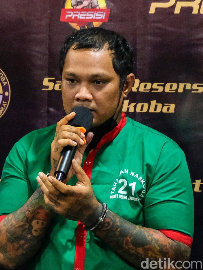 Musisi Virgoun Tambunan memakai baju tahanan saat ditampilkan dalam kasus narkoba di Polres Metro Jakarta Barat, Jalan Daan Mogot, Selasa (25/6/2024). Virgoun meminta maaf karena sudah mengonsumsi barang haram ini.