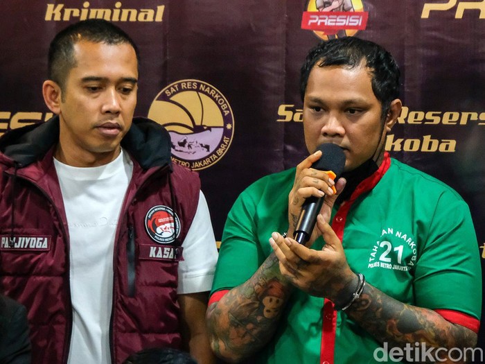 Musisi Virgoun Tambunan memakai baju tahanan saat ditampilkan dalam kasus narkoba di Polres Metro Jakarta Barat, Jalan Daan Mogot, Selasa (25/6/2024). Virgoun meminta maaf karena sudah mengonsumsi barang haram ini.