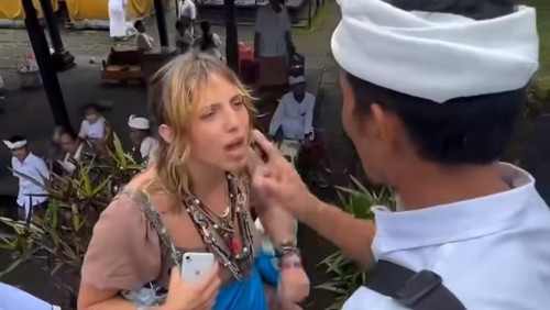 Tangkapan layar video bule perempuan marah-marah saat ditegur oleh pecalang di Pura Agung Besakih, Karangasem, Bali. (Foto: Istimewa)