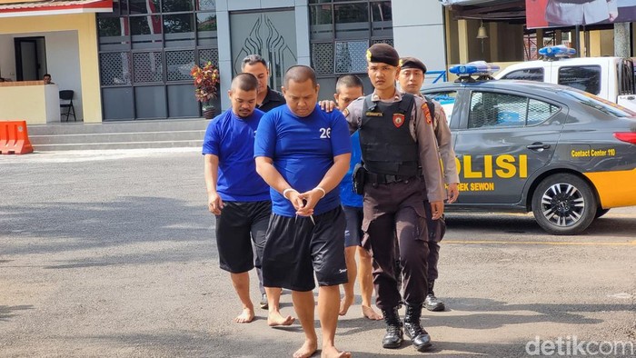 Tiga pelaku pemalsuan dokumen untuk syarat pengajuan pinjaman ke bank saat dihadirkan di Mapolres Bantul, Selasa (25/6/62024).