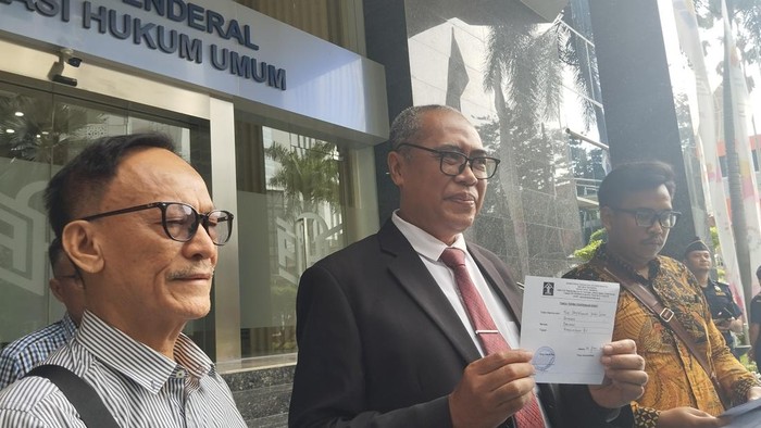 Kuasa hukum Tim Penyelamat Partai Bulan Bintang, Luthfi Yazid, dan eks Waketum PBB, Fuad Zakaria, di kantor Dirjen Administrasi Hukum Umum Kemenkumham, Kuningan, Jakarta Selatan, Selasa (25/6/2024).
