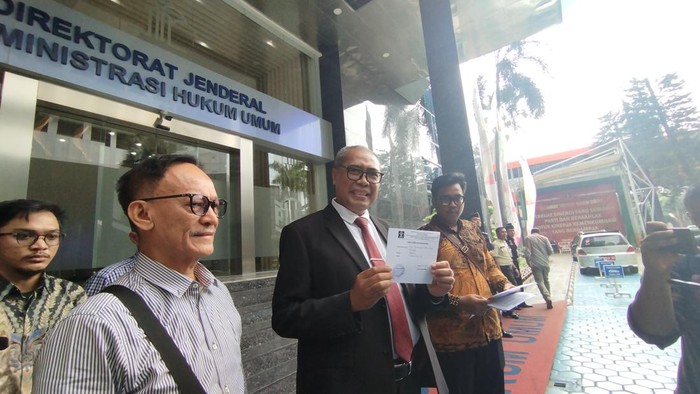 Kuasa hukum Tim Penyelamat Partai Bulan Bintang, Luthfi Yazid, dan eks Waketum PBB, Fuad Zakaria, di kantor Dirjen Administrasi Hukum Umum Kemenkumham, Kuningan, Jakarta Selatan, Selasa (25/6/2024).