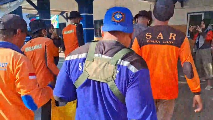 Tim SAR Gabungan yang berhasil menemukan remaja terseret ombak di Pantai Payangan Jember.