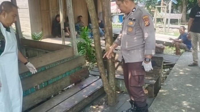 TKP seorang pria di Indragiri Hilir, Riau membacok tetangganya hingga tewas. (Dok. Polres Inhil)