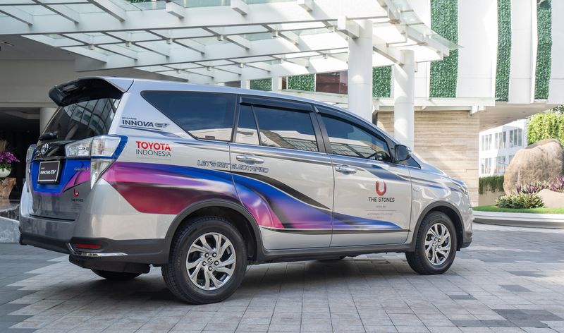 Toyota Innova Listrik menjadi salah satu kendaraan pengantar tamu di The Stone Hotel Bali.