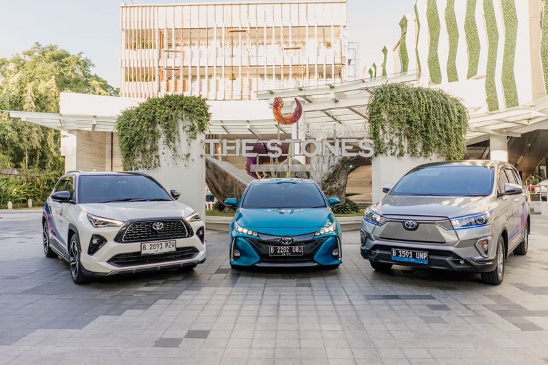 Toyota Innova Listrik menjadi salah satu kendaraan pengantar tamu di The Stone Hotel Bali.