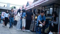 Dalam memeriahkan Hari Ulang Tahun (HUT) ke-497 Jakarta, pengelola Taman Literasi menggelar festival kuliner yang menghadirkan berbagai makanan dan minuman.