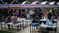 Pengelola menyediakan kursi untuk pengunjung.