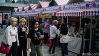 Pengunjung membeli makanan di salah satu stand di area festival kuliner di Taman Literasi Marta Christina Tiahahu, Jakarta, Selasa (25/6/2024).