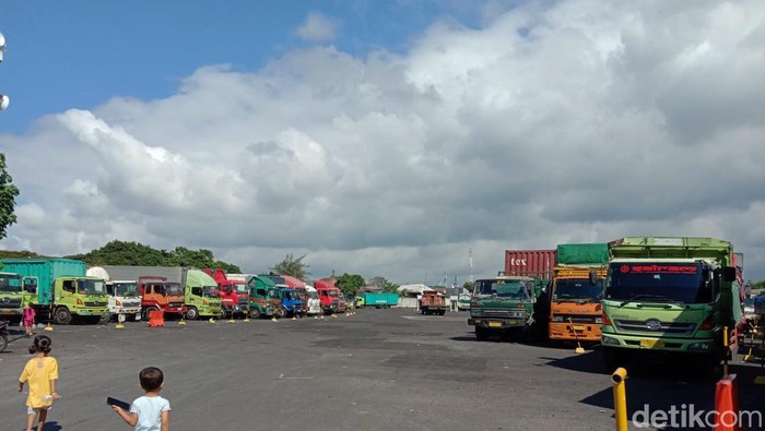 Truk menumpuk di kantong parkir tak bisa menyeberang lewat Pelabuhan Ketapang gegara gelombang tinggi