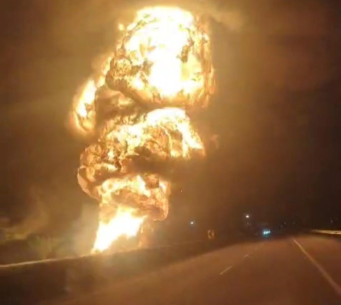 truk tangki bbm terbakar di tol ngawi