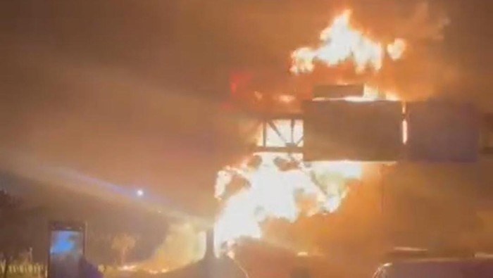 truk tangki bbm terbakar di tol ngawi