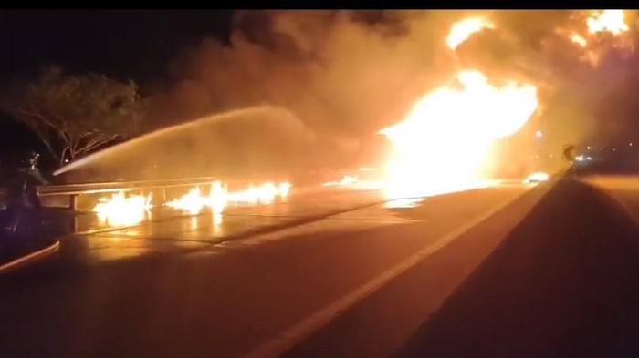truk tangki bbm terbakar di tol ngawi