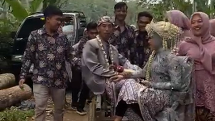 Viral pengantin diarak pakai gerobak kencana di Temanggung. Foto diunggah Selasa (25/6/2024).