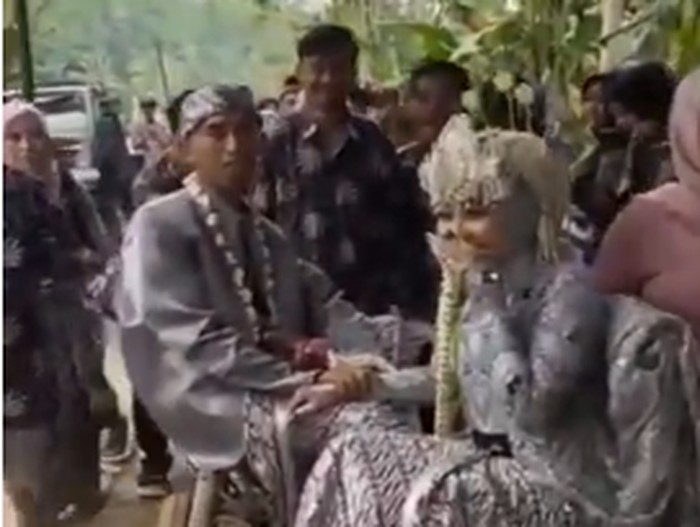 Viral pengantin diarak pakai gerobak kencana di Temanggung. Foto diunggah Selasa (25/6/2024).