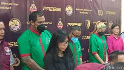 Penampakan Virgoun Diborgol dan Tertunduk Usai Jadi Tersangka Penampakan Virgoun Diborgol dan Tertunduk Usai Jadi Tersangka
