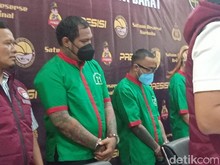 Penampakan Virgoun Diborgol dan Tertunduk Usai Jadi Tersangka Penampakan Virgoun Diborgol dan Tertunduk Usai Jadi Tersangka