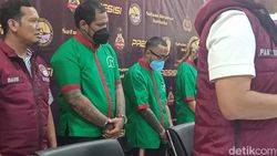 Penampakan Virgoun Diborgol dan Tertunduk Usai Jadi Tersangka Penampakan Virgoun Diborgol dan Tertunduk Usai Jadi Tersangka