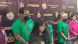 Penampakan Virgoun Diborgol dan Tertunduk Usai Jadi Tersangka Penampakan Virgoun Diborgol dan Tertunduk Usai Jadi Tersangka