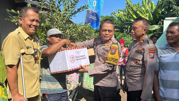 Wakapolres Probolinggo Kompol Supiyan menyerahkan bantuan secara simbolis