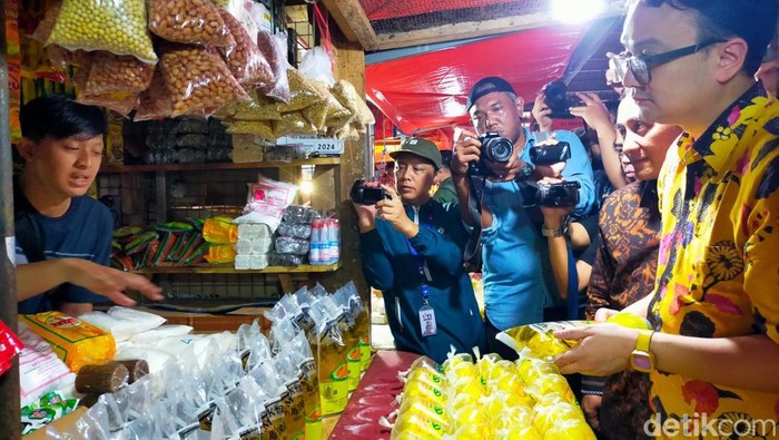 Wamendag saat meninjau harga bapokting di Pasar Cisaat, Kabupaten Sukabumi