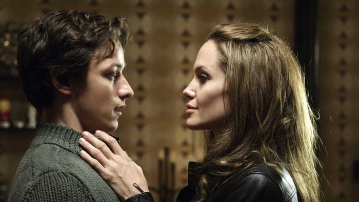 Wanted Cuplikan adegan James McAvoy dan Angelina Jolie di Wanted.