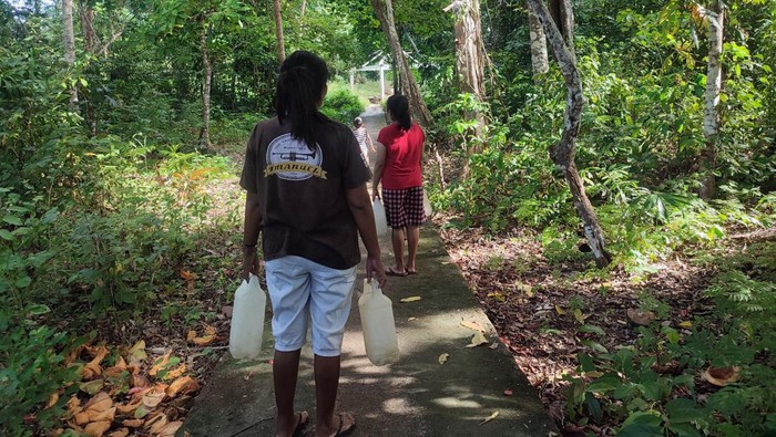 Perjuangan Warga Desa Lermatang Maluku untuk Mengakses Air Bersih: Jalan Kaki 40 Menit Setiap Hari