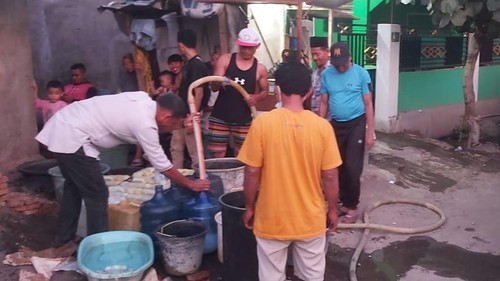 Warga Lingkungan Sarata, Kelurahan Paruga, Kota Bima, antre membeli air bersih, Senin (24/6/2024) sore.