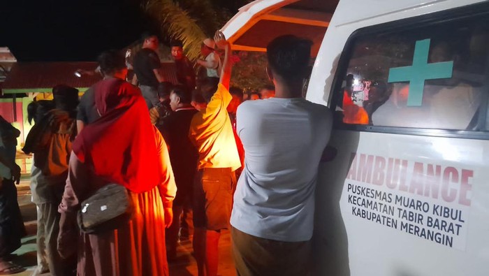 Warga saat membawa petani yang diterkam beruang ke puskesmas