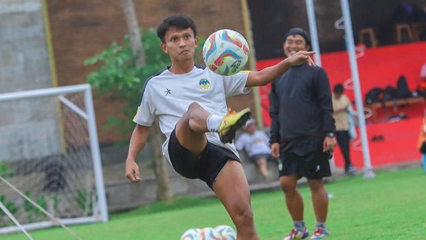 Winger PSIM Jogja, Sugiyanto, saat sesi latihan di Liga 2 2023/2024.