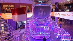Cekidot detikers! Ada Patung Astronaut Raksasa di Grand Indonesia