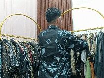 Imbas Ayah Judi Online, Mahasiswa Ini Berjuang Kuliah Sambil Kerja
