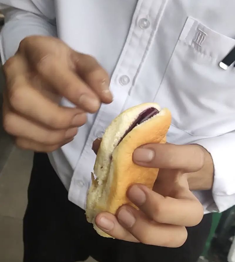 Zonk! Beli Roti 40 Ribu Isian Selainya Hanya Secuil di Ujung
