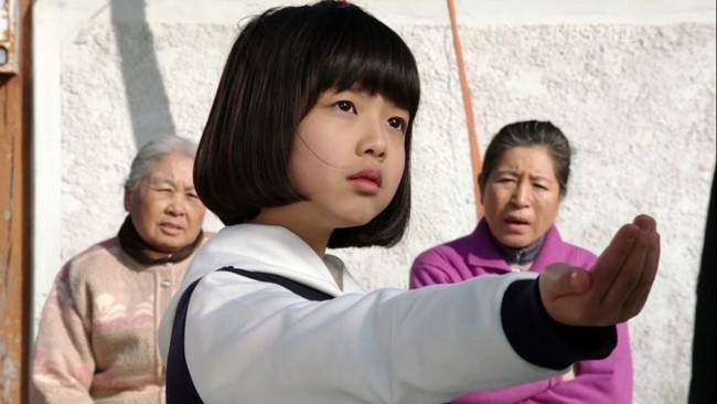 Roh Jeong Eui telah terjun ke industri hiburan sejak berusia 10 tahun. Sang aktris tampil dalam drama Korea Dream High 2 (2011) dengan potongan rambut bob. Foto: Instagram