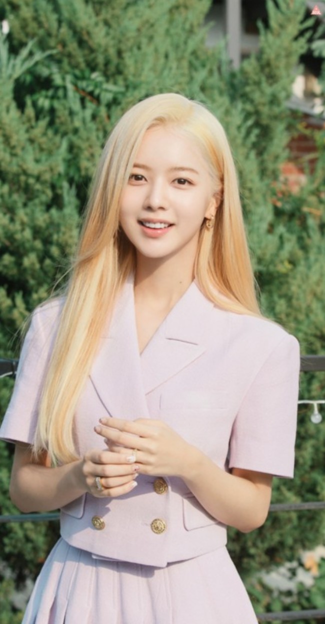 Bikin pangling. Roh Jeong Eui tampil dengan rambut pirang demi perannya di Our Beloved Summer (2021) sebagai idol KPop terkenal yang naksir Choi Woo Shik. Foto: Instagram