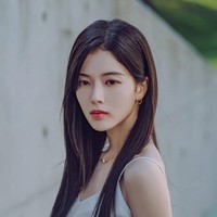 Terbaru, Roh Jeong Eui membintangi drama Korea Netflix Hierarchy (2024) yang mengikuti intrik remaja di SMA elit. Sejumlah netizen mulai menyadari perubahan wajahnya yang terlihat lebih tirus. Dia pun diduga melakukan prosedur operasi plastik. Foto: Instagram