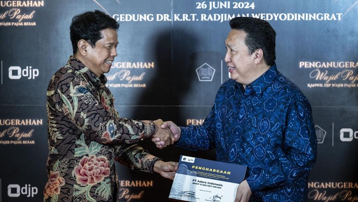 Kepala Kantor Wilayah DJP Wajib Pajak Besar Yunirwansyah (kiri) menyerahkan penghargaan Wajib Pajak kepada Presiden Direktur PT Adaro Energy Indonesia Tbk (Adaro) Garibaldi Thohir (kanan) di Jakarta, Rabu (26/6/2024). PT Adaro Indonesia meraih penghargaan Wajib Pajak atas ketaatan dan kepatuhan melaksanakan kewajiban perpajakan sesuai peraturan perpajakan yang berlaku dan dengan pelaporan perpajakan secara tepat waktu, serta berkontribusi terbesar pada Tahun Pajak 2023 di Kantor Wilayah DJP Wajib Pajak Besar. ANTARA FOTO/Aprillio Akbar/foc.