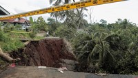 Intensitas hujan yang tinggi mengakibatkan jalan penghubung antarkecamatan Caringin dan Cibadak longsor sedalam 10 meter.