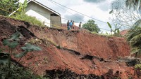 Longsor tersebut menyebabkan akses jalan terputus.